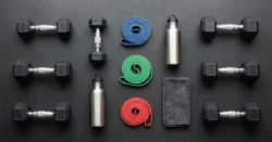 Pohled shora na uspořádané moderní fitness vybavení na podlaze posilovny.