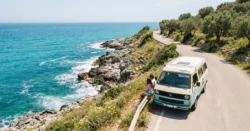 Karavan na malebné pobřežní silnici na Sicílii s výhledem na tyrkysové moře.