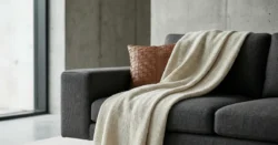 Stylová, minimalistická pohovka Lumax design v moderním obývacím pokoji s dekoračním polštářem.