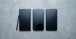 Plošný záběr tří nejnovějších modelů chytrých telefonů uspořádaných vedle sebe.