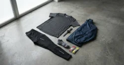 Plošný záběr kompletního běžeckého oblečení na betonové ploše.