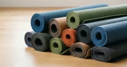 Detailní záběr na stoh cvičebních podložek různých barev a textur.