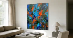 Sofistikovaná fotografie moderního abstraktního uměleckého díla na zdi v minimalistickém obývacím pokoji.