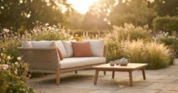 Krásně uspořádaný moderní zahradní nábytek na terase uprostřed svěží zahrady za zlaté hodiny.