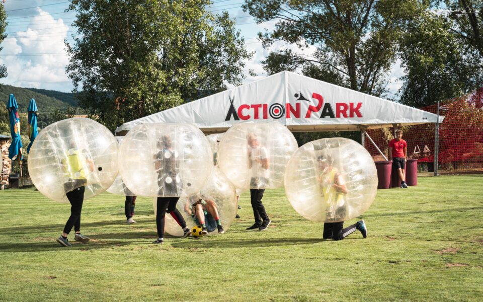 Teambuilding v Action Parku Praha — bubble ball aktivita pro firemní týmy