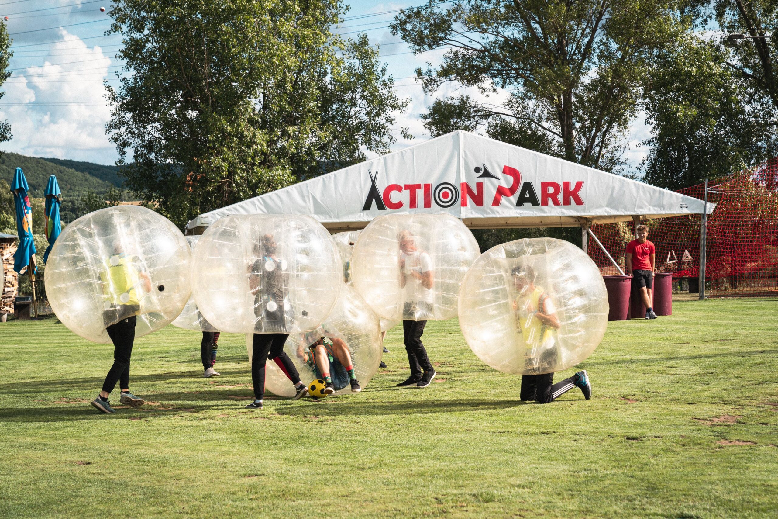 Teambuilding v Action Parku Praha — bubble ball aktivita pro firemní týmy